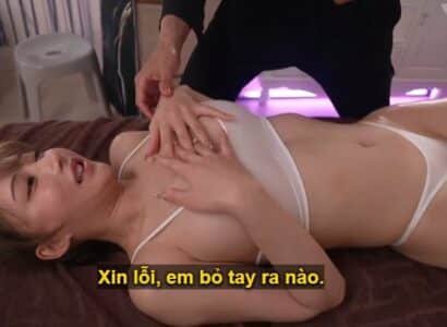 Cô nàng nhỏ đi mát-xa ban đầu còn ngại ngùng tuy nhiên bị anh nhân viên kích thích thì…